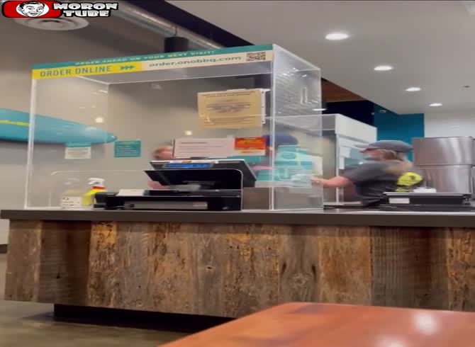 Video :When she strikes a young worker, she gets a barrage of fists in retaliation
